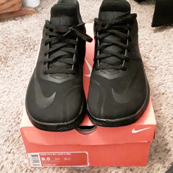 Nike Fly By Low 2 NBK......SIZE 9.5 - Picture 2 of 3